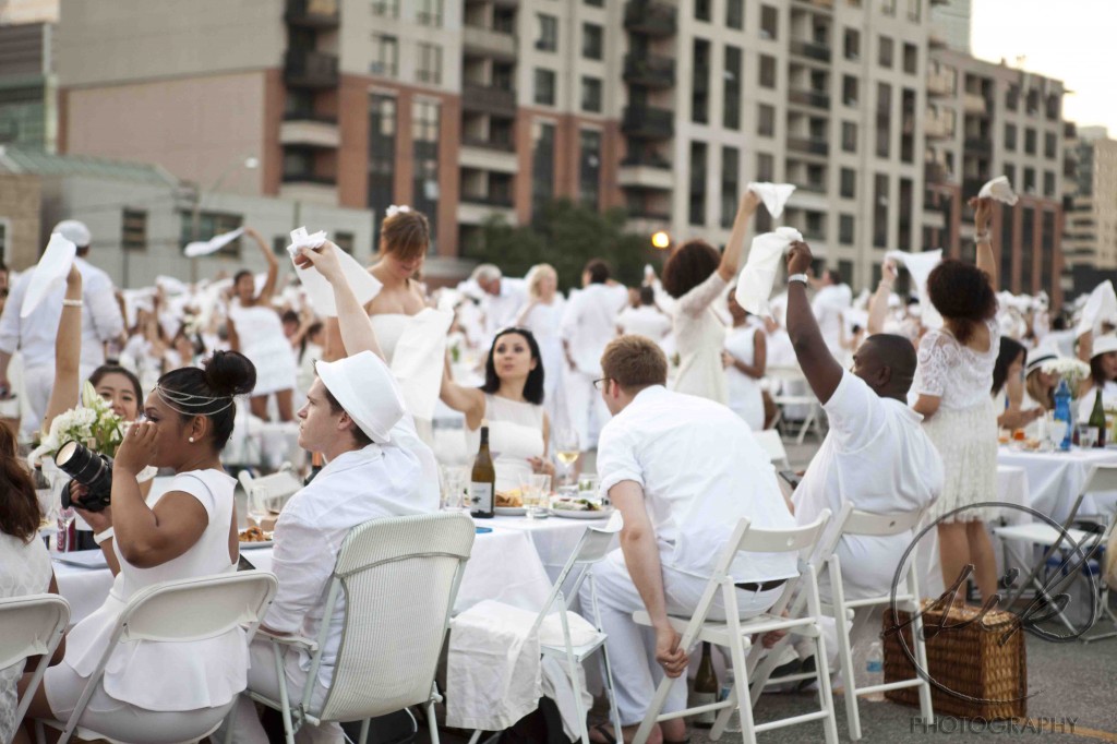 Waving of the napkin at Diner En Blanc