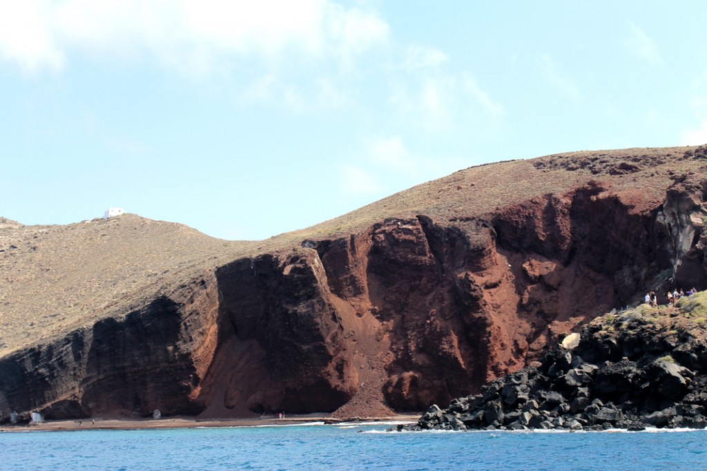 The landslide is just to the right of the tiny people walking on the beach!