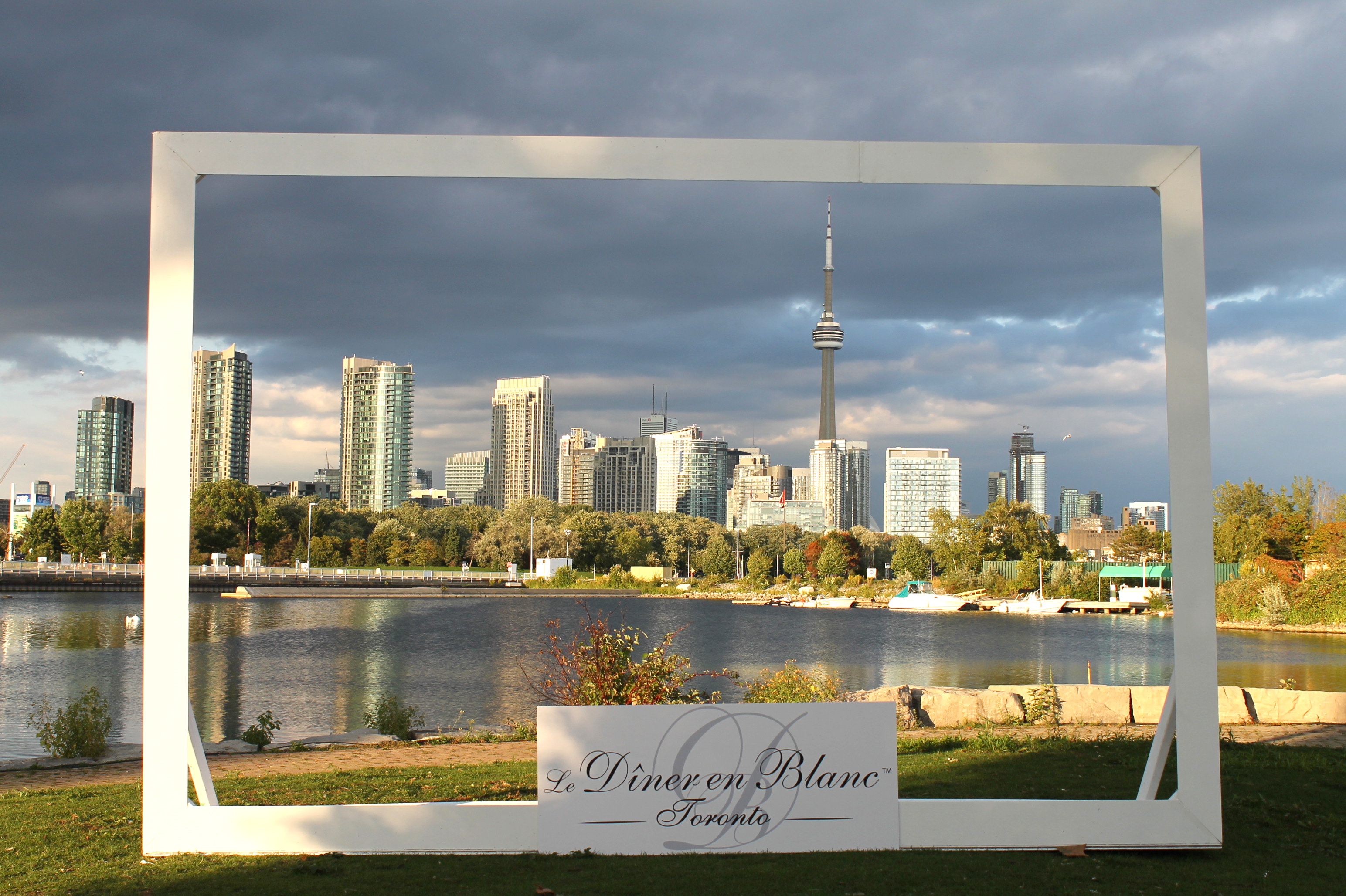 Toronto skyline at Diner En Blanc