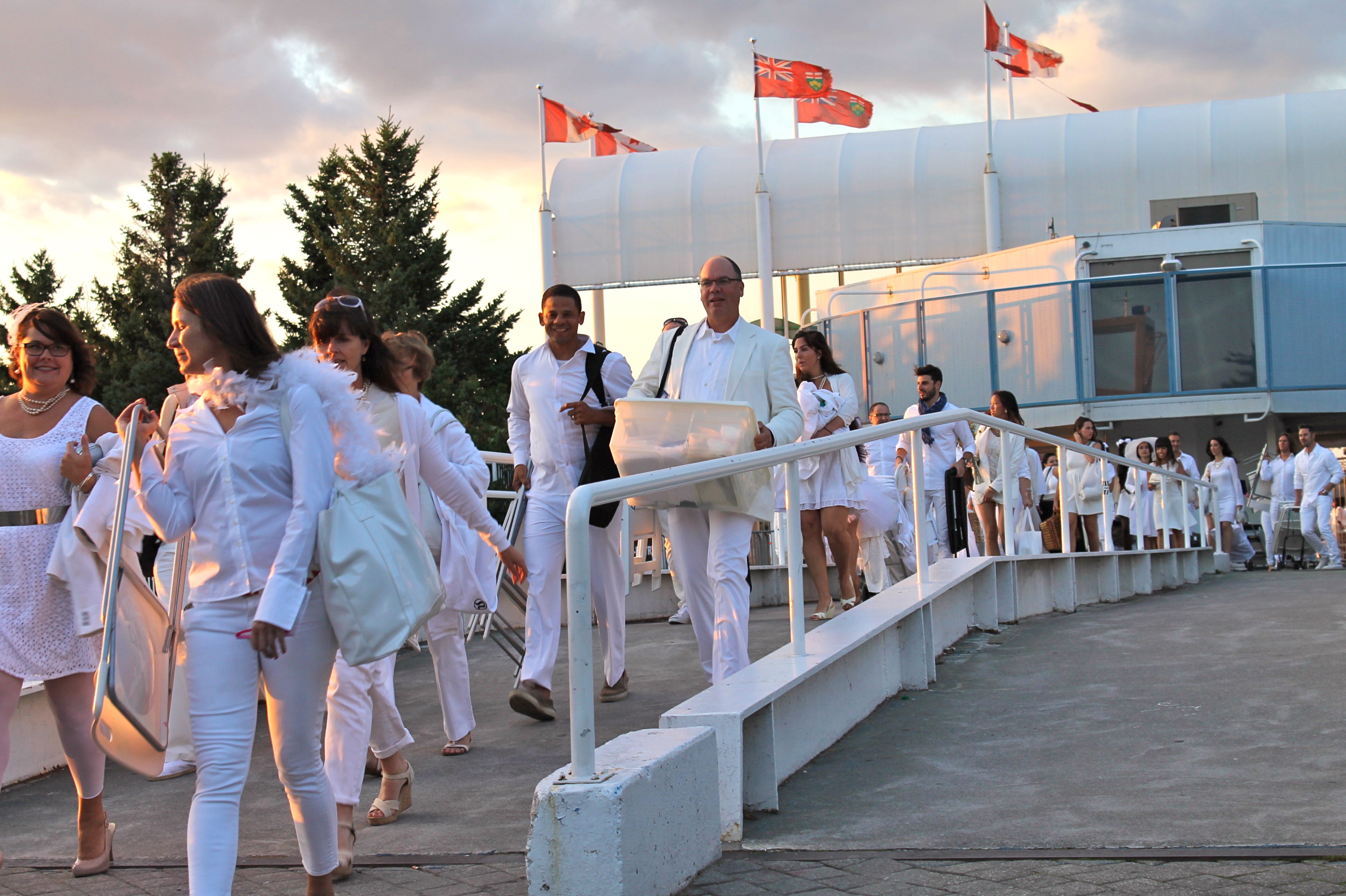 Diner En Blanc guests arriving