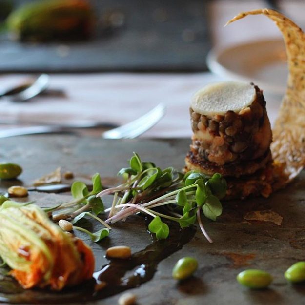 Restaurants Along The Niagara Parkway : Elements on the Falls restaurant in Niagara