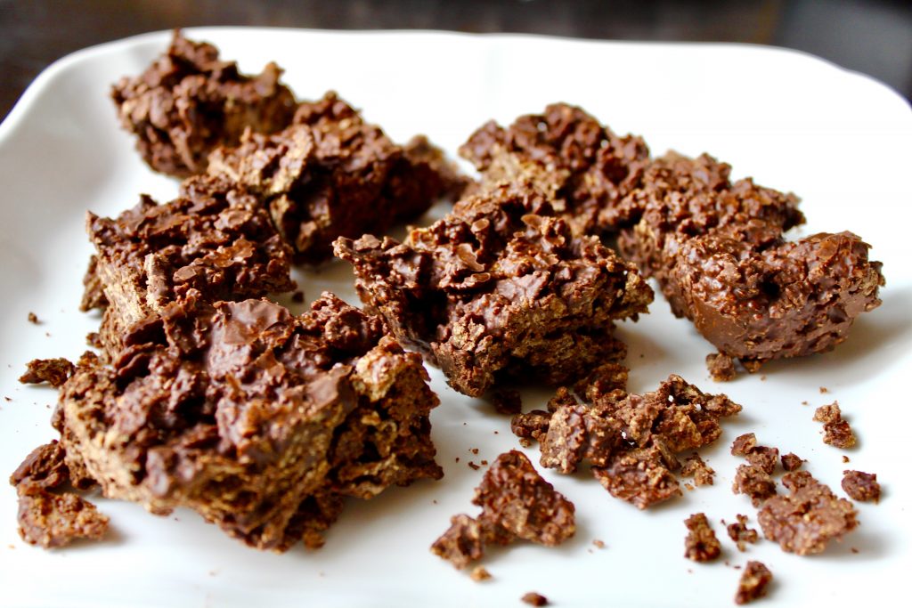 3-ingredient recipes. Chocolate Almond Crunchies at home.